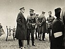 Prezident Tomá G. Masaryk a generál Stanislav eek na vojenských manévrech u...