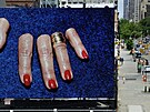Perfektní manikra, jen prsty jsou useklé. Cattelanv billboard v New Yorku,...