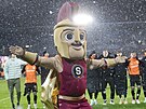 Sparantí fotbalisté oslavují spolu s maskotem Rudym výhru ve výroním zápase...