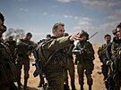 Izraelská jednotka hlídá hranice s Gazou v jiním Izraeli. (21. listopadu 2023)