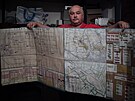 Pracovník koksovny v Avdijivce ukazuje plán podzemních bunkr. (listopad 2019) 
