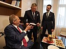 Bývalý prezident Milo Zeman a slovenský premiér Robert Fico v kancelái v...