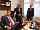 Bývalý prezident Milo Zeman a slovenský premiér Robert Fico v kancelái v...