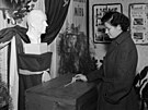 Vra epelová u volbách do Národního shromádní 28. listopadu 1954 v Lidicích.
