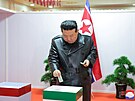 Severokorejský vdce Kim ong-un odevzdává svj hlas bhem místních voleb v...