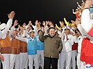 Na snímku je severokorejský vdce Kim ong-un pi startu vojenské pionání...