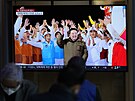 Lidé v Jiní Koreji sledují televizi vysílající zpravodajství o tom, e Severní...