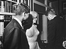 Jediný veejn známý snímek zpvaky Marilyn Monroe po boku prezidenta Johna F....