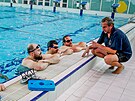 Tren�r klubu Kontakt �B Jan Janou�ek ud�l� cenn� rady handicapovan�m plavc�m.