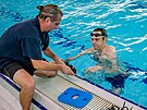 Tren�r klubu Kontakt �B Jan Janou�ek ud�l� cenn� rady handicapovan�m plavc�m.