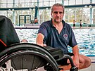 Jan Janou�ek tr�nuje v �eskobud�jovick�m baz�nu handicapovan� plavce.