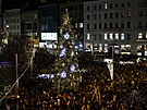 Davy lid� na brn�nsk�m n�m�st� Svobody p�ihl�ely rozsv�cen� zdej��ho v�no�n�ho...