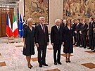 Prezident Petr Pavel s manelkou Evou (vlevo) se v ím setkal s italským...