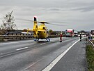 Na místo nehody dvou osobních aut byl pivolán vrtulník (24. listopadu).
