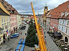Instalace v�no�n�ho stromu v historick�m centru m�sta Chebu.
