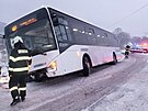 Hasii v Královéhradeckém kraji vyproují autobus, který sjel do píkopu. (29....