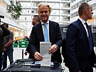 Nizozemský krajn pravicový politik a vdce strany PVV Geert Wilders hlasuje v...