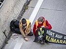 Klimatití aktivisté ze skupiny Last Generation Austria blokovali dálnici A2...
