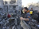 Palestinci stojí u budovy zniené pi noním izraelském bombardování v Rafáhu....