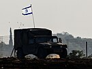 Izraelská vlajka na vojenském vozidle -- konvoj izraelských vojenských tank a...