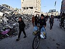 Vysídlené palestinské dti jedou na kolech a procházejí se po ulici bhem...