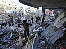 Palestinci stojí u budovy zniené pi noním izraelském bombardování v Rafáhu v...