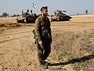 Izraelský voják stojí u vojenských vozidel poté, co opustil Gazu bhem...