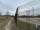 Maarsko-srbská hranice je obehnaná dvojitým plotem. (27. listopadu 2023)
