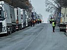 Ukrajinské kamiony u polsko-ukrajinské hranice nedaleko obce Korczowa. (19....