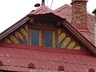 Vila ped rekonstrukcí  detail fasády a stechy