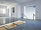 Karel Jana vytvoil prosklené vitríny v podlahách, které odhalují napíklad...