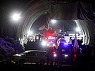 Sanitky pohybující se uvnit tunelu, kde probíhají záchranné operace (28....