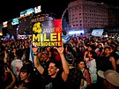 Píznivci nov zvoleného argentinského prezidenta Javiera Mileiho oslavují jeho...