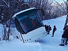 Na �umpersku havaroval na zasn�en� silnici autobus se studenty, dva se...