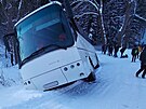 Na �umpersku havaroval na zasn�en� silnici autobus se studenty, dva se...