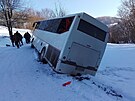 Na �umpersku havaroval na zasn�en� silnici autobus se studenty, dva se...