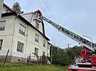 Zlomen� strom spadl v Jesen�ku na budovu z�kladn� �koly, hasi�i p�i z�sahu...