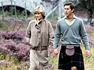 Diana ve tvídovém kompletu v roce 1981 b�hem líbánek s princem Charlesem.