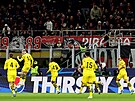 Marco Reus (druhý zleva) se z penalty nemýlil a Dortmund poslal do vedení nad...