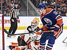 Luká Dostál z Anaheim Ducks inkasuje v zápase s Edmonton Oilers z hole Zacha...