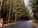 Opravená silnice z Detného na erlich v Orlických horách u je v pedasném...