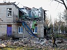 Ukrajinci prohlíí kody vzniklé po ruském dronovém útoku na budov kolky v...