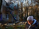 Ukrajinci prohlíí kody vzniklé po ruském dronovém útoku na budov kolky v...