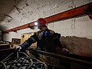 V uhelném dole v Dnpropetrovské oblasti pracují eny. (22. listopadu 2023)