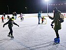 Brusla��m v Plzni za�alo provizorn� slou�it ve�ejn� kluzi�t� pod otev�en�m...