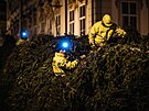 Na Staromstském námstí pracovníci THMP vztyili vánoní strom (28. listopadu...