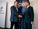 Bohuslav Pikryl vpravo blahopeje Janu Huákovi ze kody Digital k cen CSG...