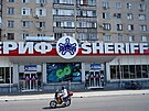 Momentka z Tiraspolu, metropole Podnstí. Logo holdingu Sheriff najdete...