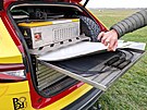 Uloení edesáti solárních panel v kufru vozu
