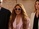 Shakira pi píchodu k soudu (Barcelona, 20. listopadu 2023)